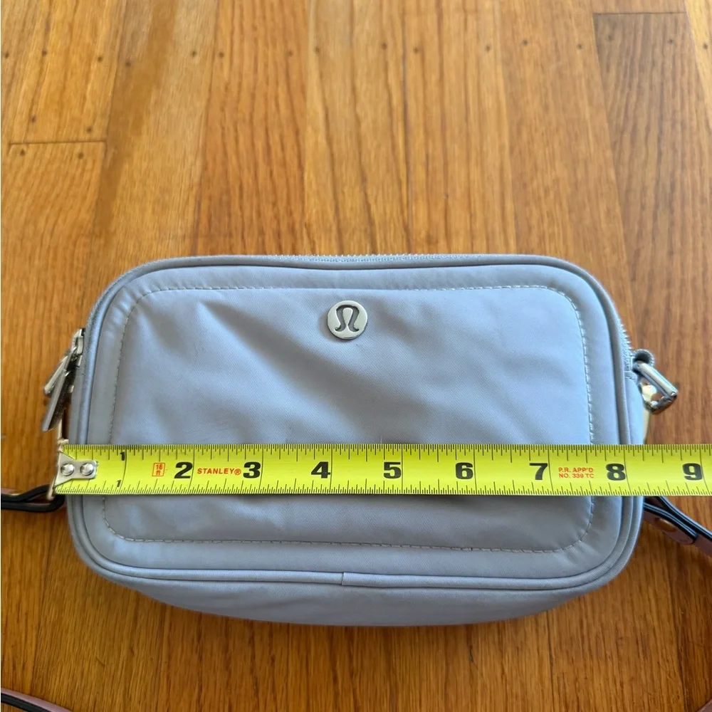 lululemon athletica Light Gray Crossbody Pouch with Removable Strap - Picture 4 of 5